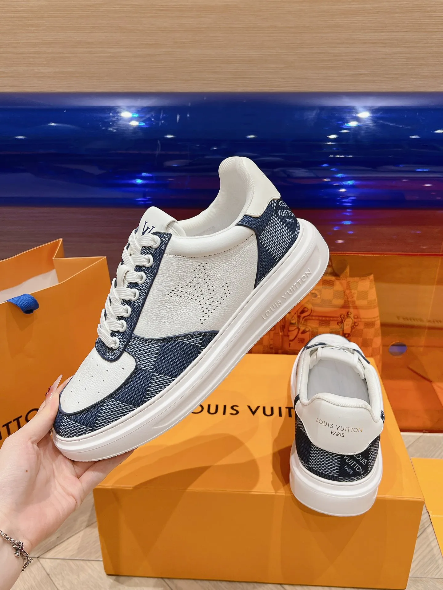 👟👟Ex-factory price 680👟👟 New LV white shoes for men, checkerboard series, plaid color matching, pure cowhide, 3D printed breathable holes, men's casual business travel shoes👟full of comfort, size: 37-45